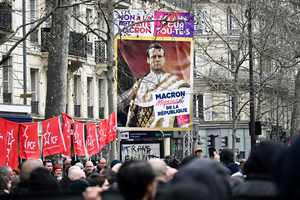     أدت الحركة الاحتجاجية المستمرة منذ شهور ضد إصلاح نظام التقاعد إلى تصاعد التوترات الاجتماعية في فرنسا (ا ف ب)