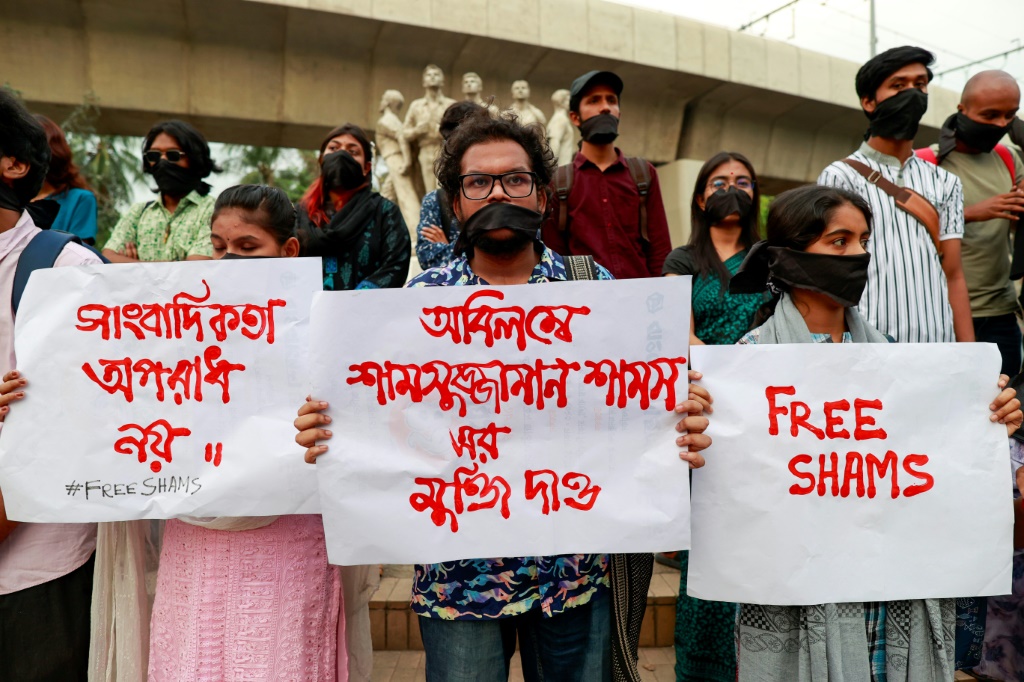 محتجون في دكا يطالبون بالإفراج عن الصحفي شمس الزمان شمس المتهم بقانون الأمن الرقمي. (أ ف ب)   