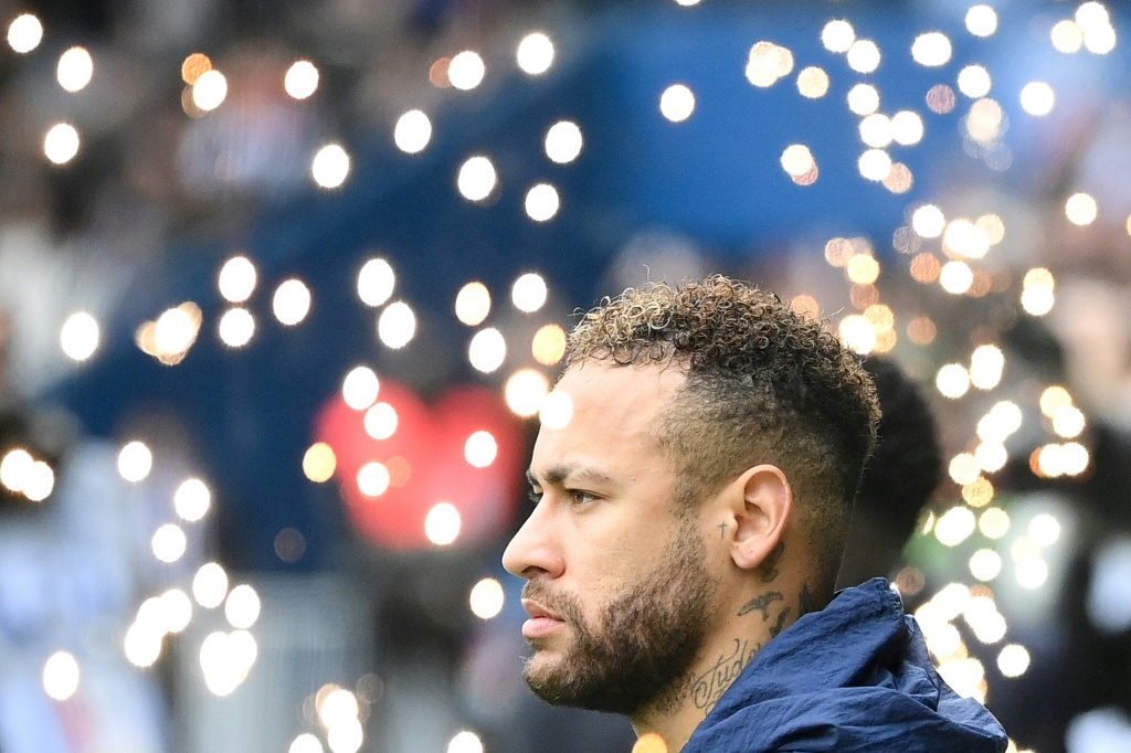 النجم البرازيلي نيمار خلال مباراة فريقه باريس سان جرمان ضد ليل في الدوري الفرنسي في 19 شباط/فبراير 2023 (ا ف ب)