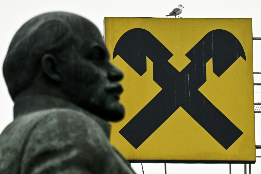 شعار المصرف النمساوي رايفايسن أمام تمثال للينين في العاصمة الروسية موسكو في 30 آذار/مارس 2023 (ا ف ب)
