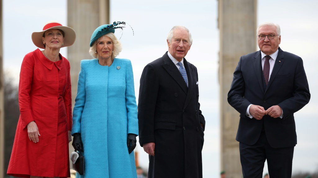 الرئيس الألماني رانك-فالتر شتاينماير والملك البريطاني تشارلز الثالث وزوجته كاميلا وزوجة الرئيس الألماني إلكيه بودنبندر في برلين في 29 آذار/مارس 2023 (ا ف ب)