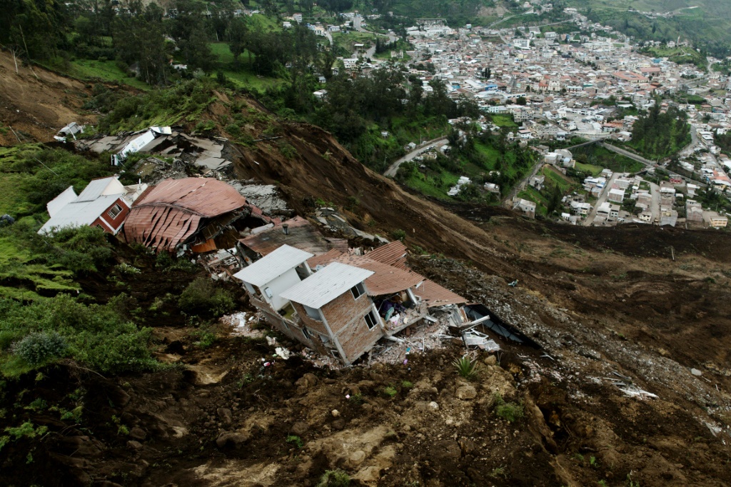صورة مؤرخة في 28 آذار/مارس 2023 من منطقة ألاوسي المتضررة بالانزلاقات الأرضية في الإكوادور (ا ف ب)