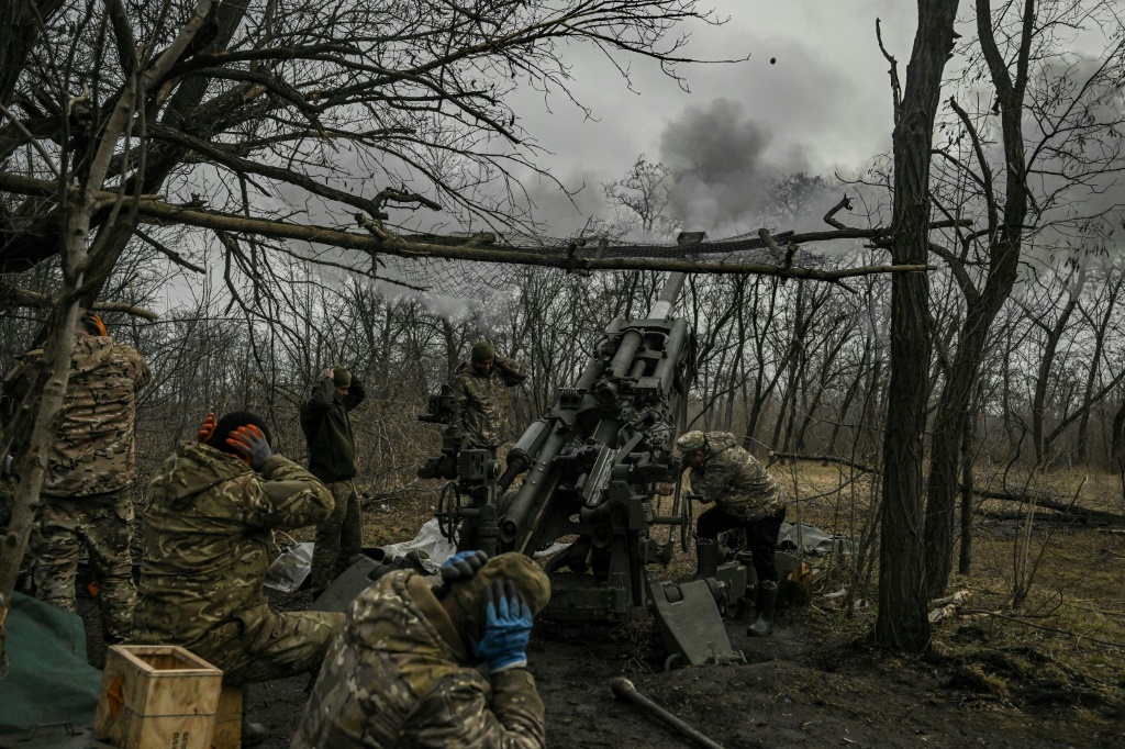 جنود أوكرانيون بالقرب من باخموت يقصفون مواقع روسية بمدفعيات هاويتزر ام777 في 11 آذار/مارس 2023 (ا ف ب)