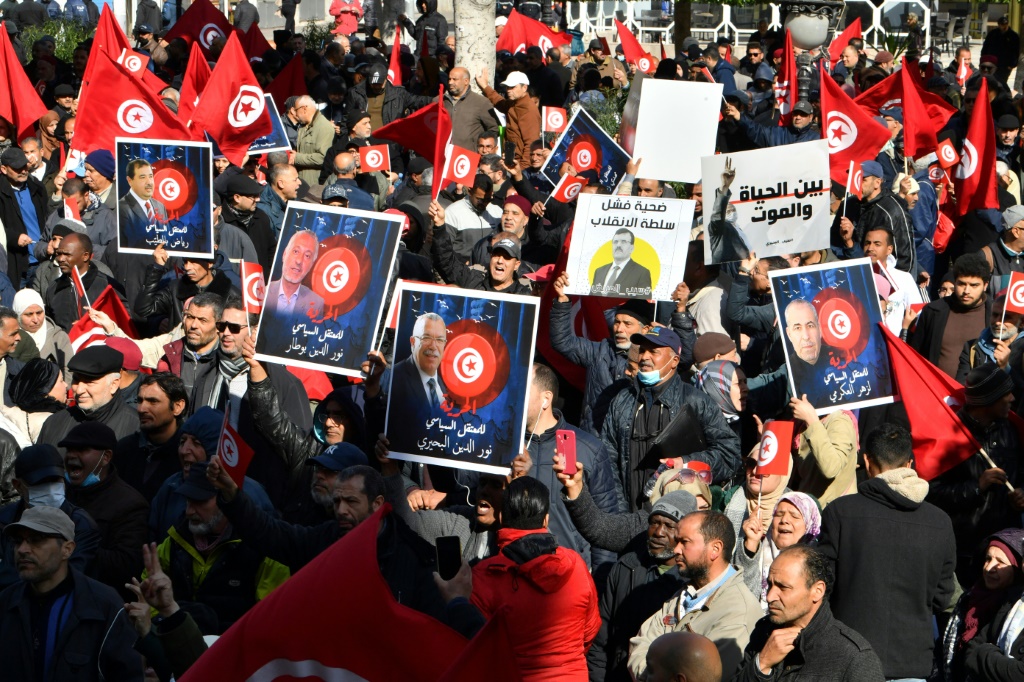 تظاهرة لجبهة معارضة للمطالبة باطلاق سراح معتقلين في تونس العاصمة في 5 آذار/مارس 2023 (ا ف ب)