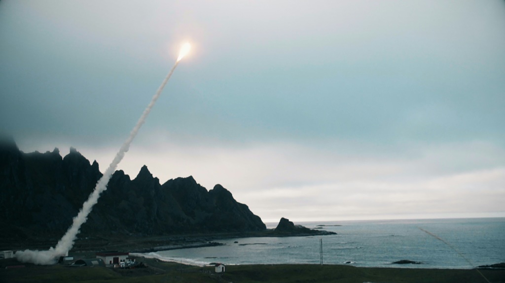    صورة من شركة الدفاع والفضاء السويدية ساب تظهر صاروخ قنبلة صغيرة القطر (GLSDB) يتم إطلاقها من الأرض أثناء تجربة في النرويج (ا ف ب)