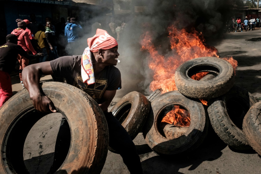     أضرم محتجون النار في إطارات سيارات في كيبيرا ، معقل للمعارضة في العاصمة نيروبي (أ ف ب)