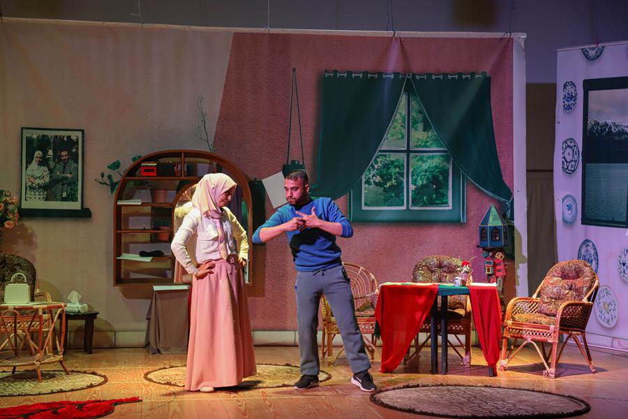 عروض مسرحية في غزة تسلط الضوء على التمييز المجتمعي والعنف ضد النساء والمرضى (شينخوا)