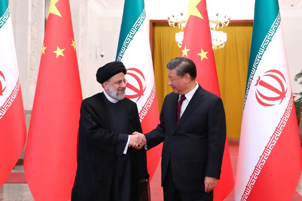صورة وزعتها الرئاسة الإيرانية للرئيس ابراهيم رئيسي ونظيره الصيني شي جينبينغ في بكين في 14 شباط/فبراير 2023 (ا ف ب)