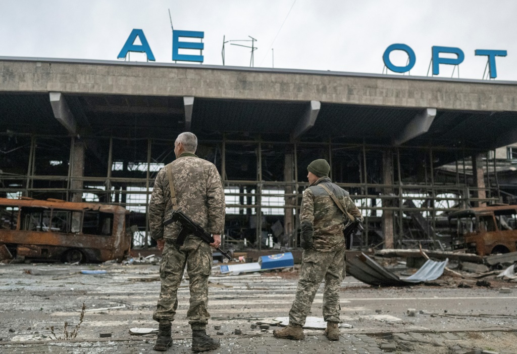 جنود أوكرانيون أمام محطة جوية في خيرسون (جنوب) دُمّرت خلال معارك، في 20 تشرين الثاني/نوفمبر 2022 (ا ف ب)