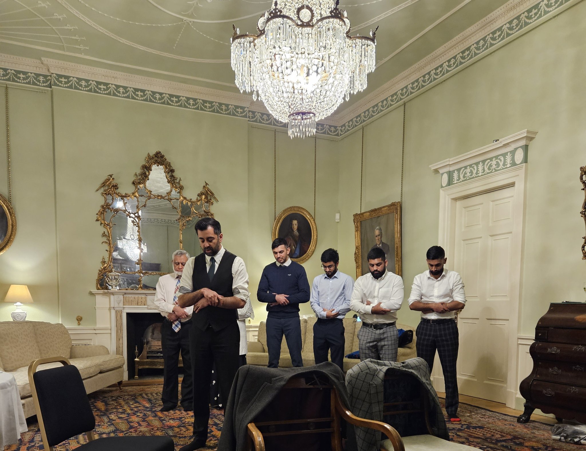 حمزة يوسف يصلي مع اسرته في مقر رئاسة وزراء اسكتلندا ( تواصل اجتماعي)