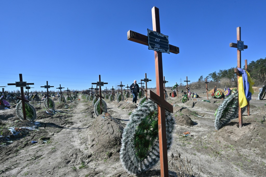 مقابر لمجهولين تعرضوا لمجزرة في بوتشا باوكرانيا في 30 آذار/مارس 2023 (ا ف ب)