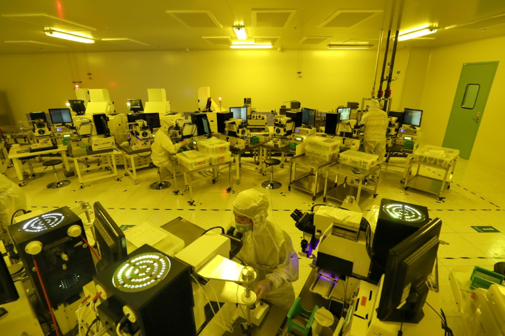 موظفون يصنعون رقائق إلكترونية في مصنع لشركة جيجي لأشباه الموصلات في نانتونغ بمحافظة جيانغسو في شرق الصين في 17 آذار/مارس 2021 (ا ف ب)