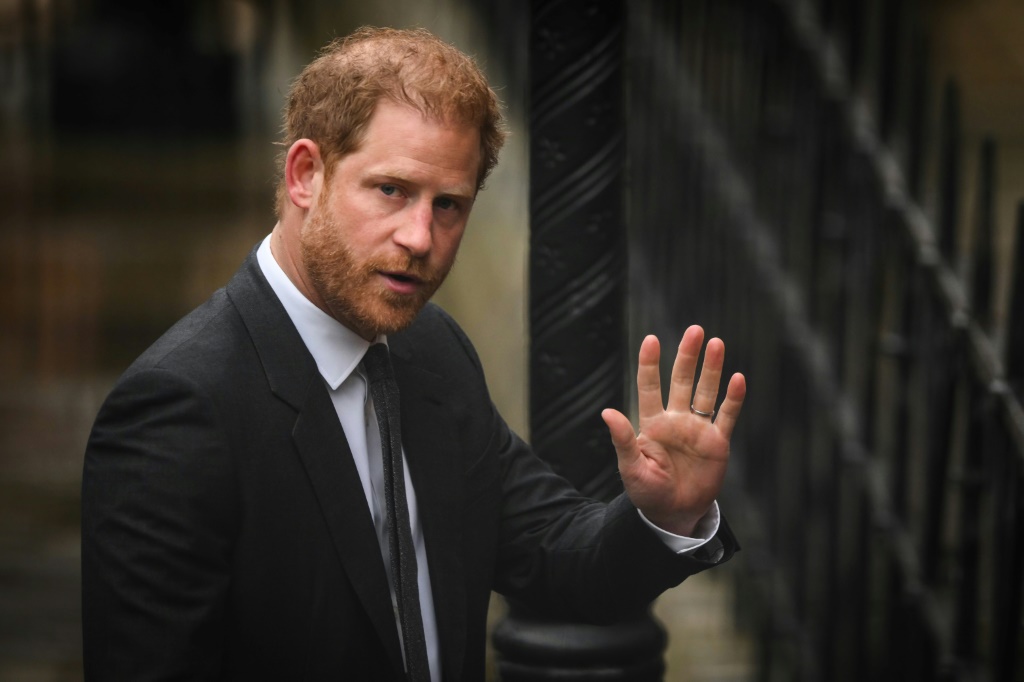 الأمير هاري لدى وصوله إلى المحكمة العليا في لندن للمشاركة في إحدى الجلسات في إطار دعوى على الدار الناشرة لصحيفة "ديلي مايل" في 28 آذار/مارس 2023 (ا ف ب)