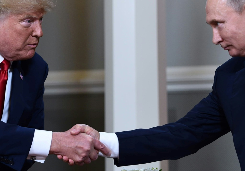 صورة من الارشيف للرئيس دونالد ترامب ونظيره الروسي فلاديمير بوتين في هلسنكي في 16 تموز/يوليو 2018 (ا ف ب)