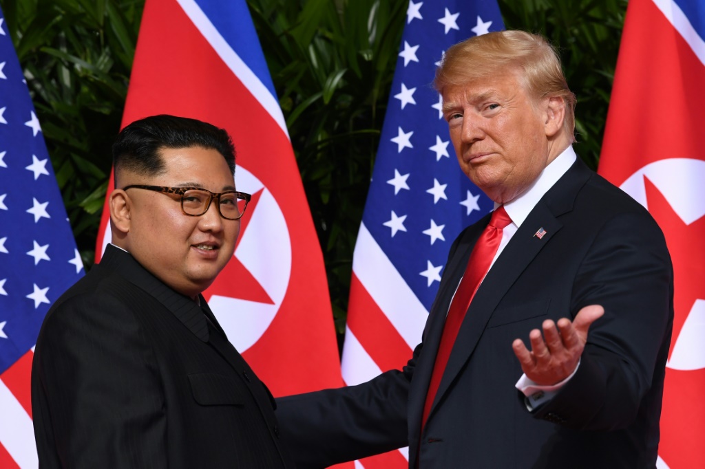  صورة من الارشيف للرئيس دونالد ترامب في 12 حزيران/يونيو 2018 مع زعيم كوريا الشمالية كيم جونغ اون في سنغافورة (ا ف ب)