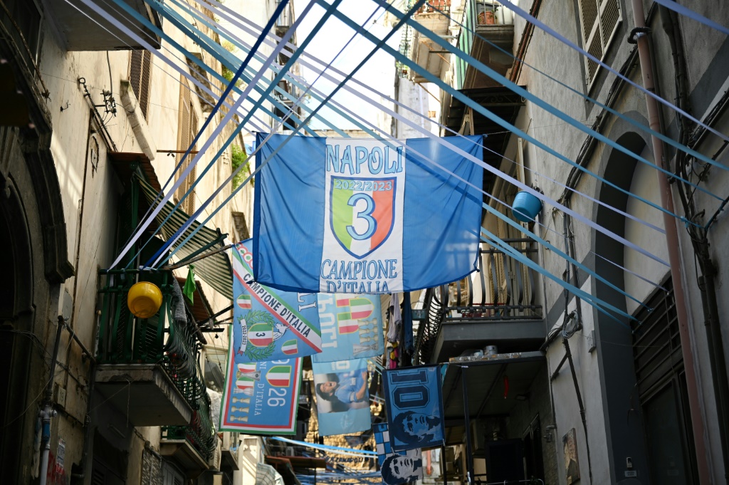  أعلام ولافتات في الحي الإسباني بنابولي احتفالاً باللقب الأول منذ العام 1990 (ا ف ب)