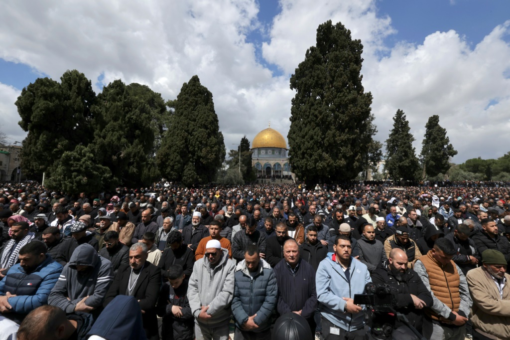    فلسطينيون يؤدون الصلاة في الجمعة الثانية من رمضان في المسجد الاقصى في القدس الشرقية المحتلة في 31 اذار/مارس 2023 (ا ف ب)   
