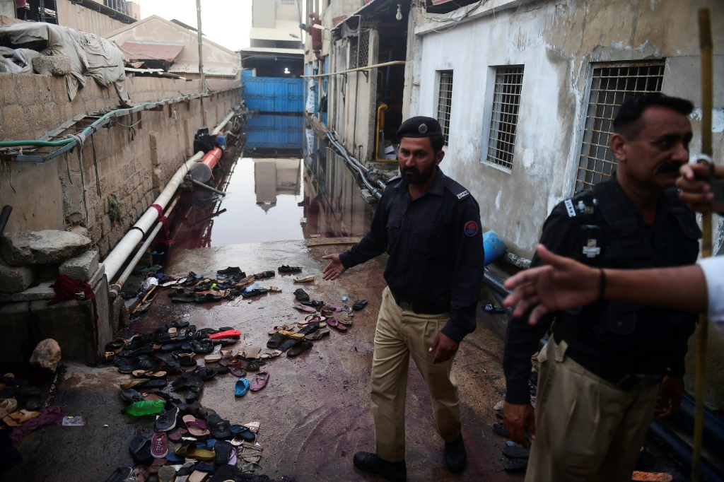     قُتل ما لا يقل عن 11 شخصًا في مدينة كراتشي الباكستانية عندما أدى تبرع صدقات في رمضان إلى تدافع (ا ف ب)