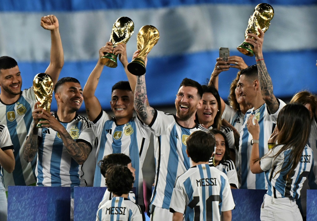 لاعبو المنتخب الأرجنتيني يحتفلون بلقب المونديال بعد ودية بنما في بوينوس أيرس - 23 آذار/مارس 2023 (ا ف ب)
