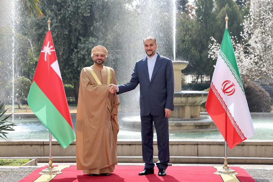 صورة تجمع وزير الخارجية الإيراني حسين أمير عبد اللهيان مع وزير الخارجية العُماني بدر البوسعيدي (وزارة الخارجية العُمانية)