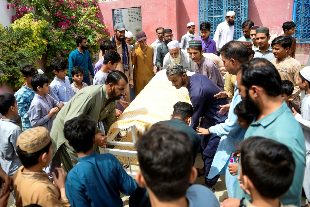 تشييع احد ضحايا التدافع في كراتشي في 1 نيسان/ابريل 2023 (ا ف ب)