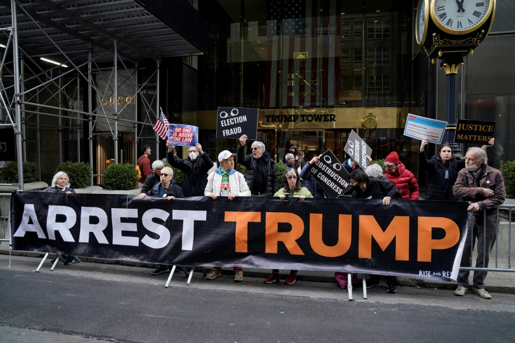 متظاهرون معارضون لدونالد ترامب تجمعوا امام برج ترامب في مانهاتن بنيويورك في 31 آذار/مارس 2023 (ا ف ب)