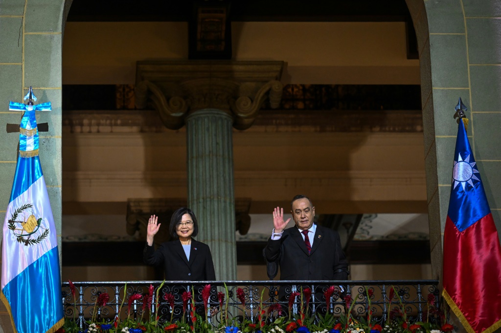 رئيسة تايوان تساي إنغ وين ورئيس غواتيمالا اليخاندرو جاناتي في 31 آذار/مارس 2023 (ا ف ب)