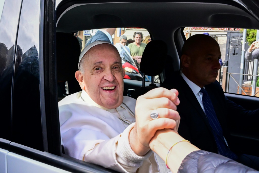 البابا فرنسيس مغادرا مستشفى جيميلي في روما في 1 نيسان/ابريل 2023 (ا ف ب)