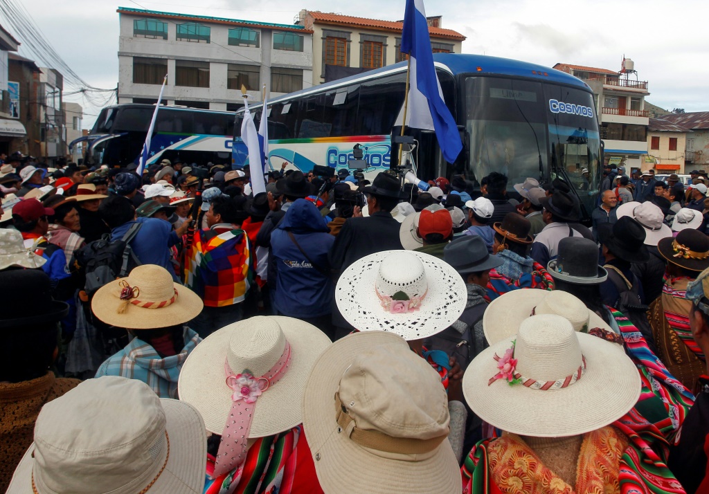 ابناء من شعب ايمارا الأصلي في ساحة خولي في منطقة بونو في البيرو في 27 شباط/فبراير 2023 يودعون وفدا متوجها إلى ليما للمشاركة في الاحتجاجات ضد الرئيسة دينا بولوارتي (ا ف ب)