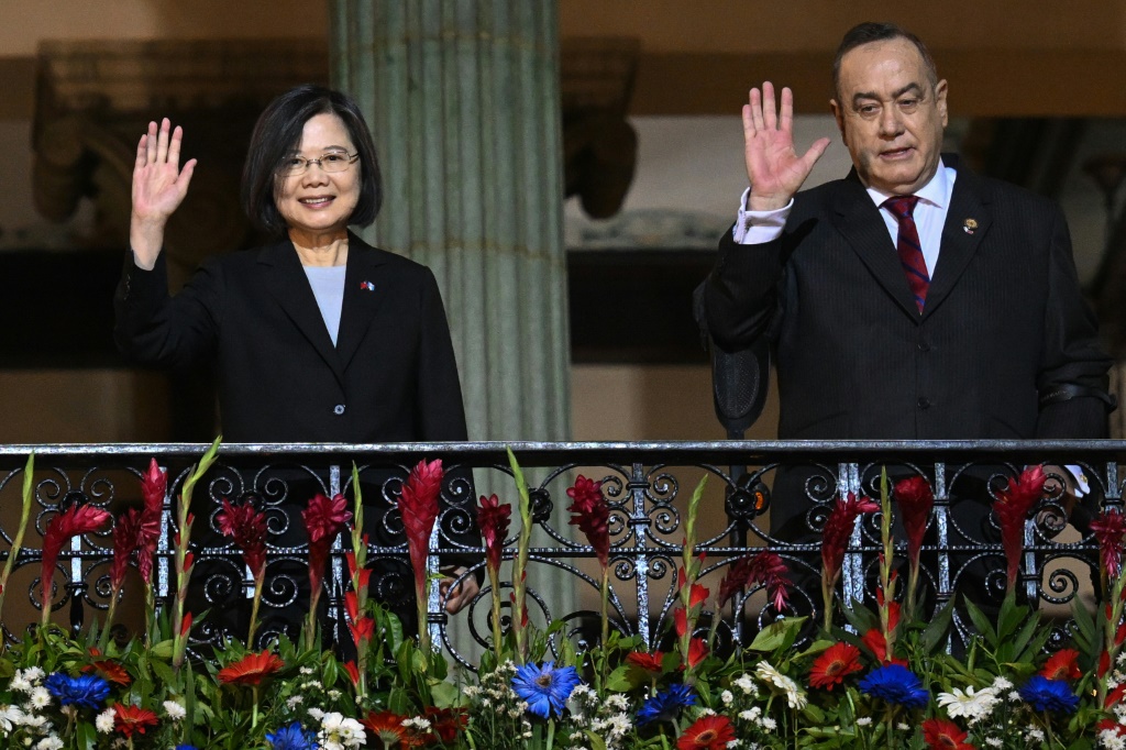        رئيس تايوان تساي إنغ وين (إلى اليسار) ورئيس غواتيمالا أليخاندرو جياماتي في مدينة غواتيمالا يوم الجمعة. (أ ف ب)