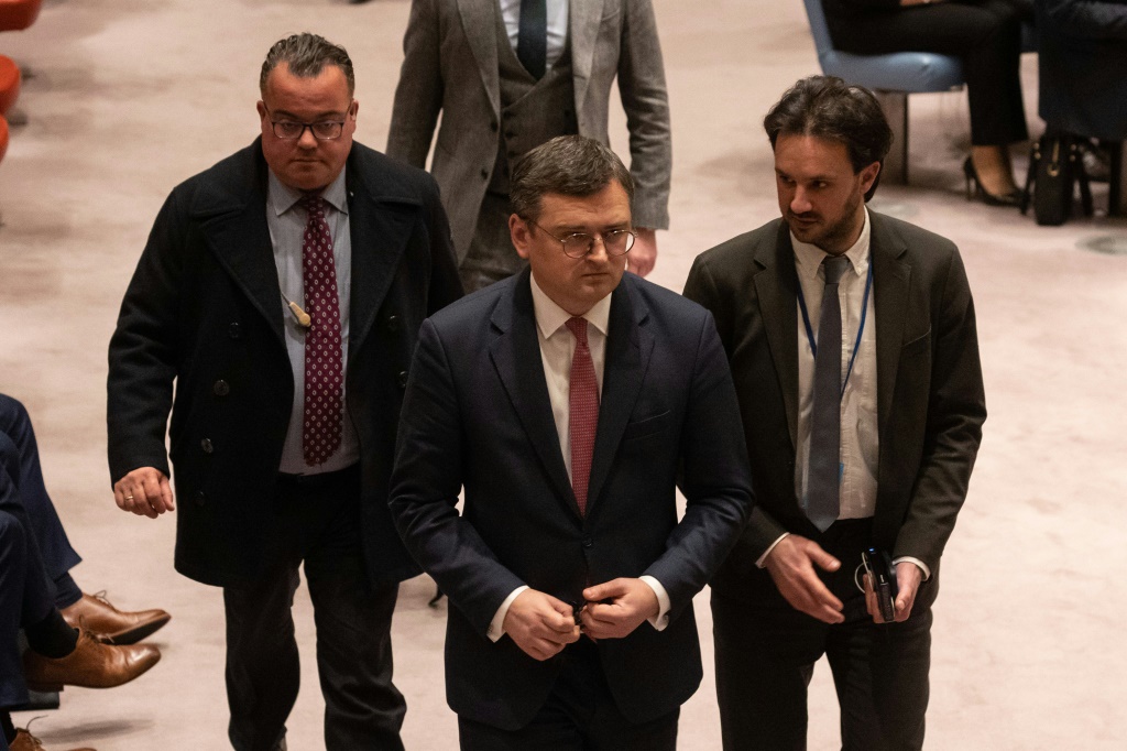       وزير الخارجية الأوكراني دميترو كوليبا يغادر اجتماع مجلس الأمن التابع للأمم المتحدة بشأن الحفاظ على السلام والأمن في أوكرانيا في مقر الأمم المتحدة في مدينة نيويورك في 24 شباط/فبراير 2023 (ا ف ب)