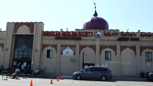رفع الأذان الخارجي في المسجد بموجب تصريح من السلطات الأميركية المحلية (تواصل اجتماعي)
