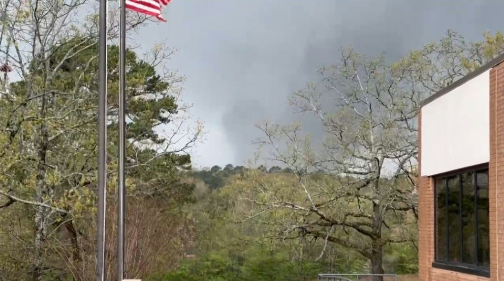 صورة من تسجيل فيديو قدمه لين هانكوك في 31 آذار/مارس لإعصار يضرب مدينة ليتل روك في ولاية اركنسو الاميركية (ا ف ب)