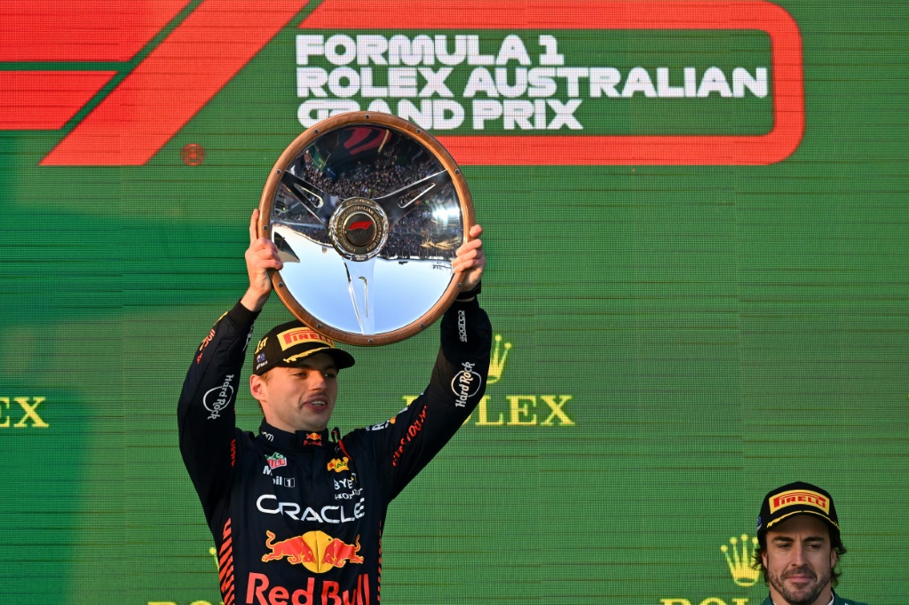 سائق ريد بول الهولندي ماكس فيرستابن يرفع كأس سباق جائزة أستراليا الكبرى بالفورمولا 1 في 2 نيسان/أبريل 2023 (ا ف ب)