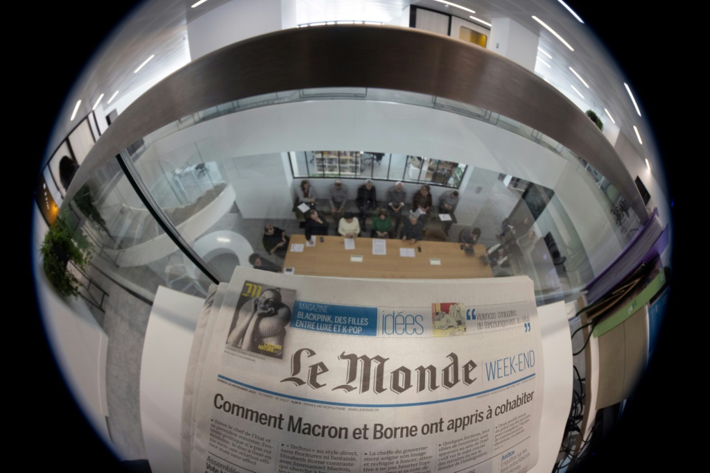 مقر صحيفة لوموند الفرنسية في باريس في 13 آذار/مارس 2023 (ا ف ب)