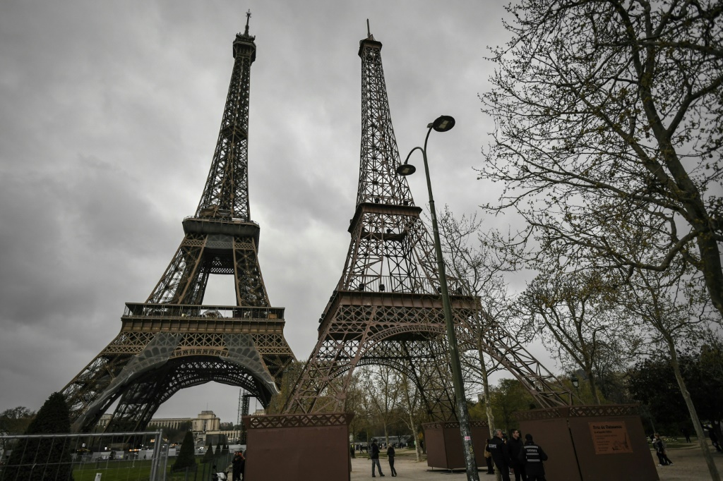 صورة التقطت في الأول من نيسان/أبريل 2023 تبدو فيها إلى اليمين نسخة من برج إيفل أقيمت قرب المعلم الباريسي الأساسي (ا ف ب)