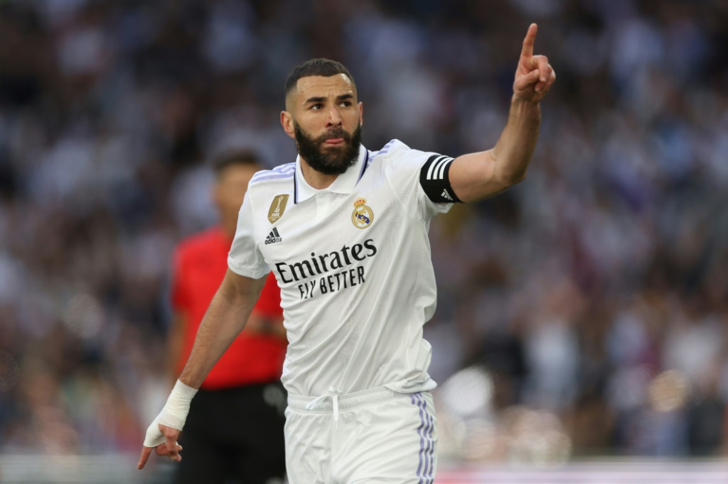 مهاجم ريال مدريد الفرنسي كريم بنزيمة فرحاً بثلاثيته في مرمى إلتشي في الدوري الإسباني لكرة القدم على ملعب سانتياغو برنابيو في 2 نيسان/أبريل 2023 (ا ف ب)
