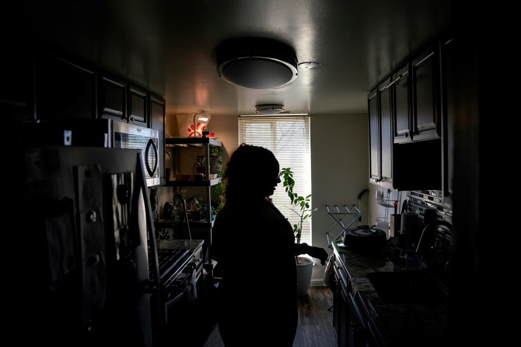 لاين كارولين (32 عامًا) تقف في المطبخ في منزلها المستأجر في ألكسندريا في ولاية فيرجينيا الأميركية في 15 آذار/مارس 2023 (ا ف ب)