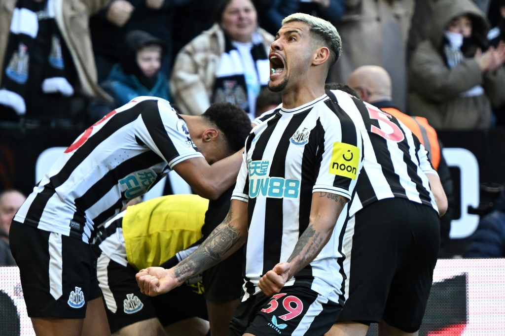 لاعبو نيوكاسل يحتفلون بعد التسجيل في مرمى مانشستر يونايتد في الدوري الإنكليزي لكرة القدم. نيوكاسل-أبون-تاين، شمال غرب إنكلترا، في 2 نيسان/أبريل 2023 (ا ف ب)