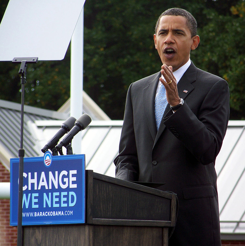 أوباما يلقى خطاب من المنصة خلال حملته الانتخابية (ويكيبيديا)