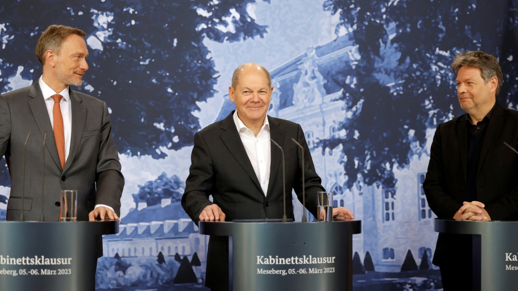 (من اليسار إلى اليمين) وزير المال الألماني كريستيان ليندنر والمستشار الألماني أولاف شولتس ووزير الاقتصاد وحماية المناخ روبرت هابيك خلال مؤتمر صحافي في ميسيبرغ بشمال شرق ألمانيا في 6 آذار/مارس 2023 (ا ف ب)