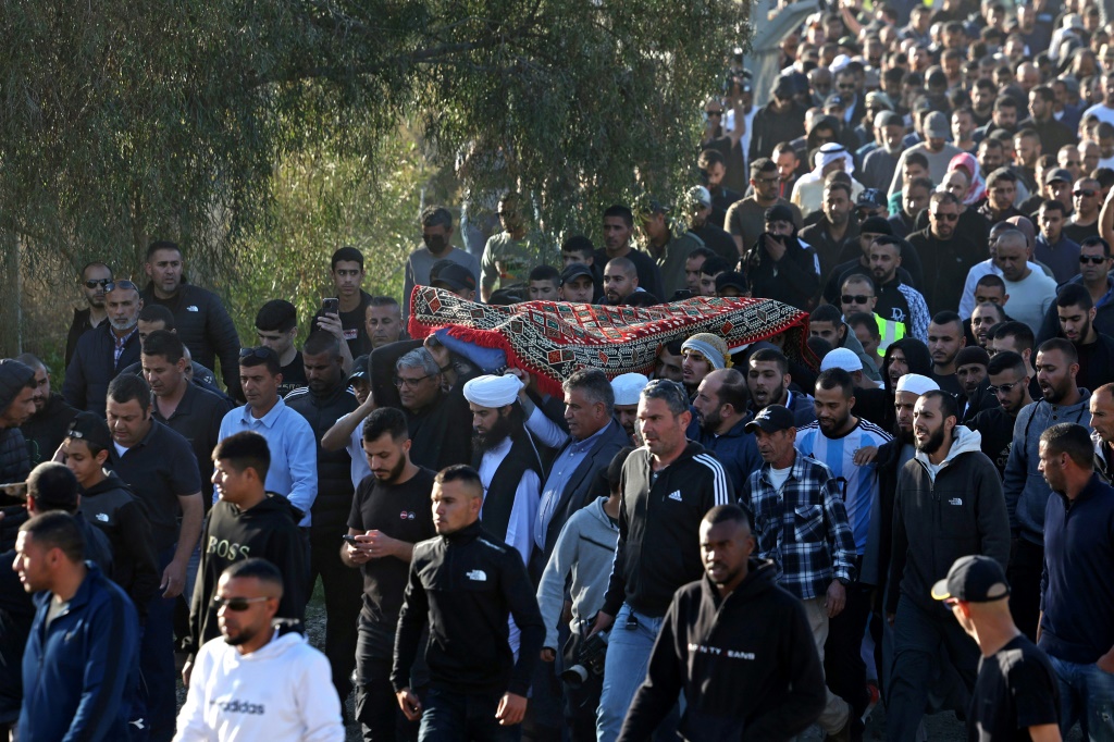 مشيعون يحملون جثمان الشاب محمد العصيبي (26 عاما) في قرية حورة البدوية جنوب إسرائيل في الثاني من نيسان/أبريل 2023 (ا ف ب)