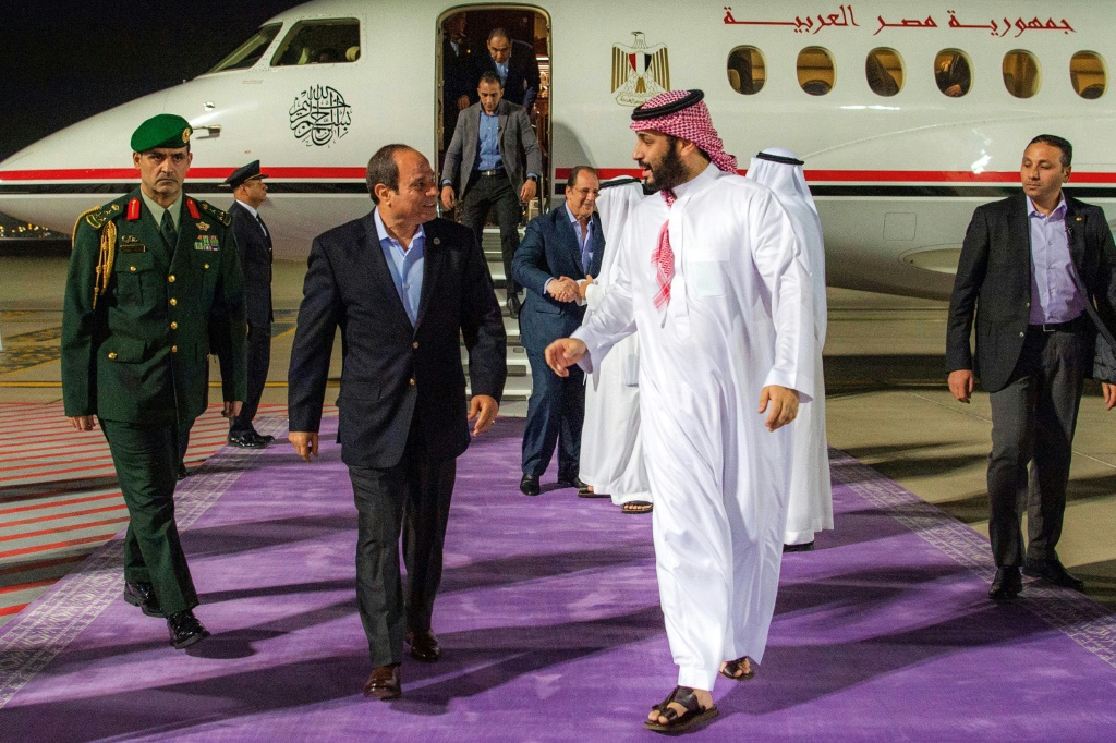 صورة وزعها الديوان الملكي السعودي يظهر فيها ولي العهد السعودي الأمير محمد بن سلمان مستقبلًا الرئيس المصري عبد الفتاح السيسي في جدة في وقت متأخر من ليل الثاني من نيسان/أبريل 2023 (ا ف ب)