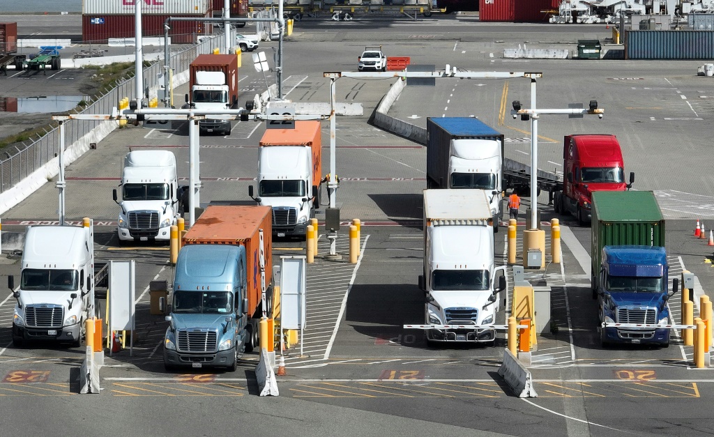     لقطة جوية تُظهر حافلات تستعد لمغادرة محطة شحن في ميناء أوكلاند بولاية كاليفورنيا الأميركية في 31 آذار/مارس 2023 (ا ف ب)   