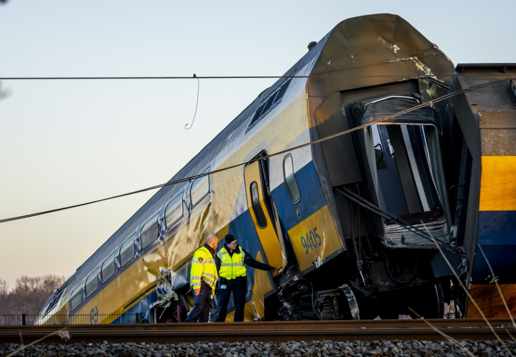 عناصر أجهزة الطوارئ يعملون في موقع خروج قطار ركاب سريع عن السكة في فورشوتن في الرابع من نيسان/أبريل 2023 (ا ف ب)