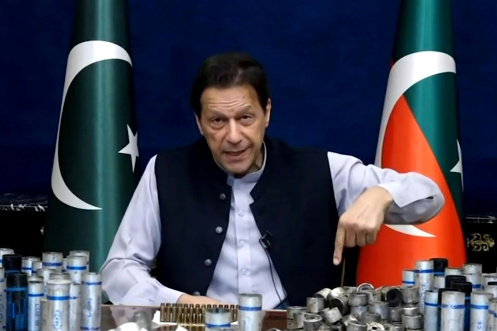  صورة من مقطع فيديو لعمران خان في مقر اقامته في لاهور في 15 آذار/مارس 2023 (أ ف ب)