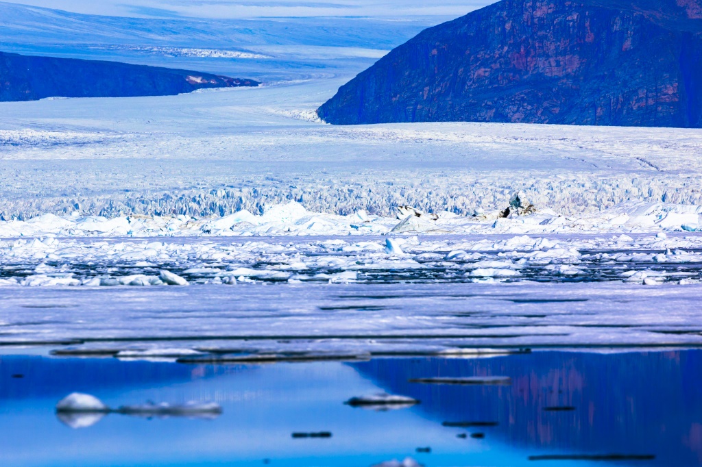 كشفت دراسة جديدة أن `` كرة الثلج الأرضية '' المغطاة بالجليد تحتوي على واحات تؤوي الحياة إلى الشمال أكثر بكثير مما كان يُعتقد من قبل. (أ ف ب)