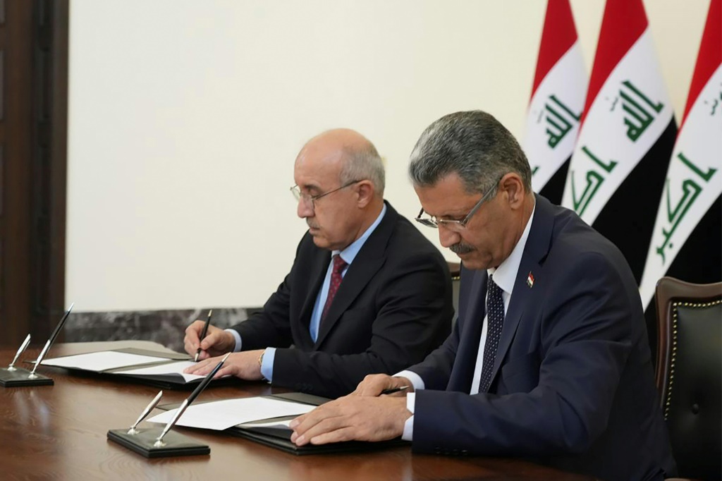    صورة وزعها مكتب رئيس الوزراء العراقي في 4 نيسان/ابريل 2023 تظهر وزير النفط العراقي حيان عبد الغني ووزير الموارد الطبيعية في اقليم كردستان كمال محمد يوقعان اتفاقا نفطيا في بغداد (أ ف ب)