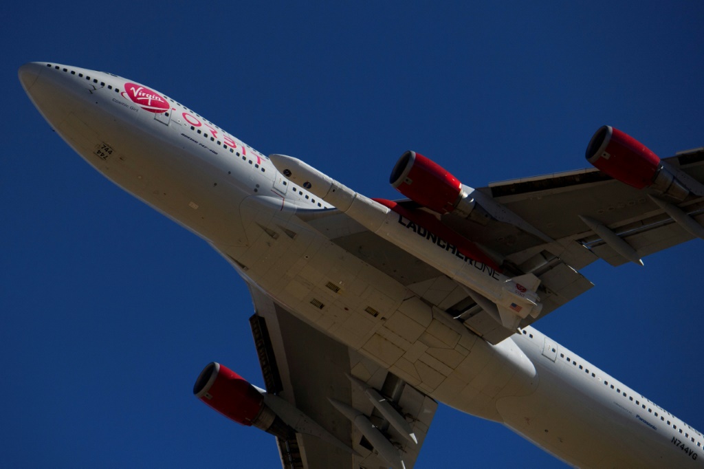     تقلع طائرة فيرجن أوربت Cosmic Girl - وهي طائرة بوينج 747 معدلة تحمل صاروخ LauncherOne تحت جناحها - من Mojave Air and Space Port في عام 2021 (ا ف ب)