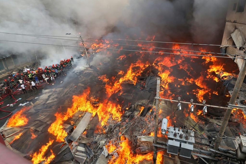    يكافح المئات من رجال الإطفاء حريقًا هائلًا في العاصمة البنجلاديشية في 4 أبريل ، حيث اندلع جحيم في سوق ملابس شعبي ، مما أدى إلى تغطية أقدم أحياء المدينة بالدخان الأسود. (ا ف ب)